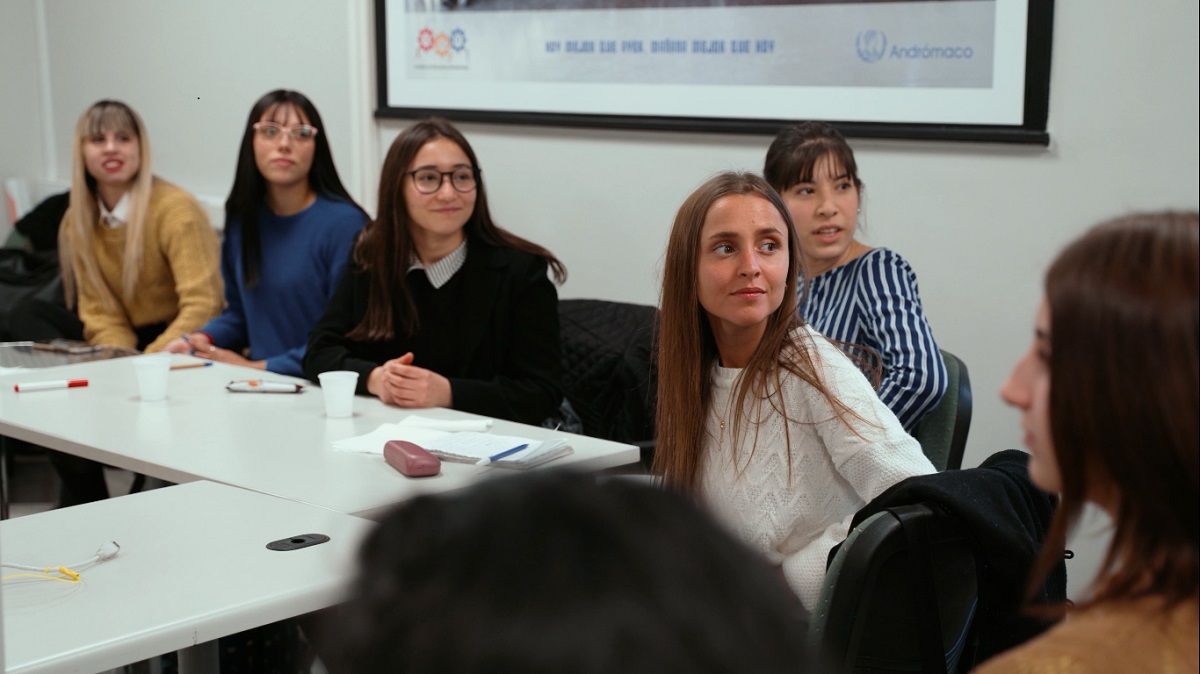 El programa de la&nbsp; Academia CCU crea nuevas oportunidades para jóvenes entre 18 y 29 años en sus comunidades.