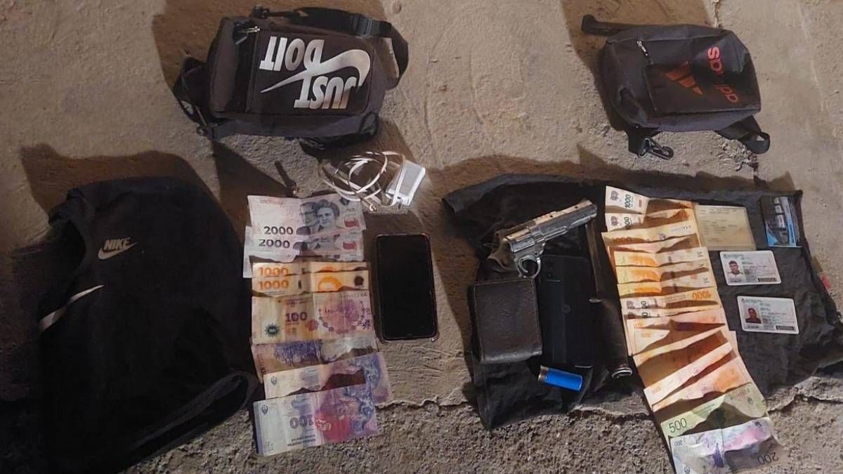 Tras la persecución policial en El Carrizal, detuvieron a tres jóvenes a quienes les secuestraron una moto robada y otros elementos. Foto: Ministerio de Seguridad