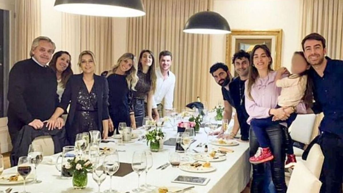 El 14 de julio de 2020, en medio de las restricciones por la pandemia, la primera dama Fabiola Yañez organizó una fiesta con Alberto Fernández y otros allegados.