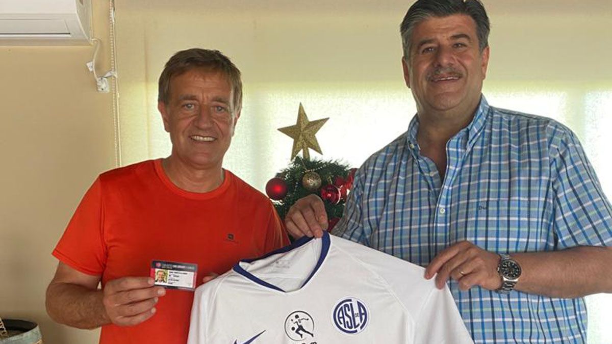 Rodolfo Suarez, que está próximo a cumplir 60 años, tiene otro problema además de los asuntos políticos. Es de San Lorenzo. En la foto, lo acompaña el vicegobernador Mario Abed, también hincha del mismo club.