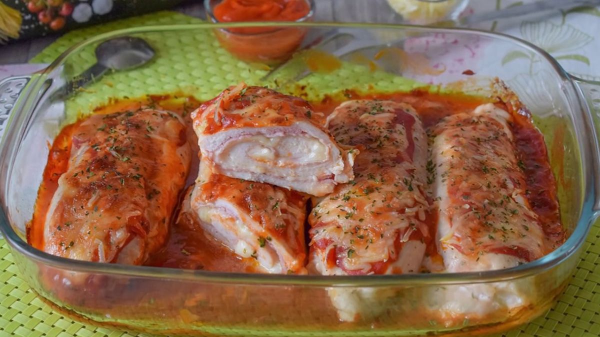 Las pechugas de pollo rellenas se pueden cocinar de distintas maneras, al horno, a la parrilla o en cacerola Las pechugas de pollo rellenas se pueden cocinar de distintas maneras, al horno, a la parrilla o en cacerola