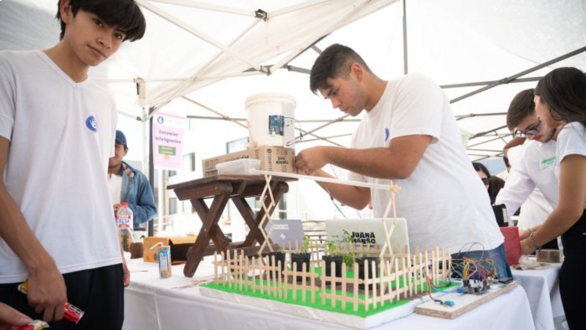 Los estudiantes en el Mendoza Futura. Los estudiantes en el Mendoza Futura.
