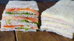 La receta de sandwich de miga caseros se puede elaborar para compartir en familia o amigos.