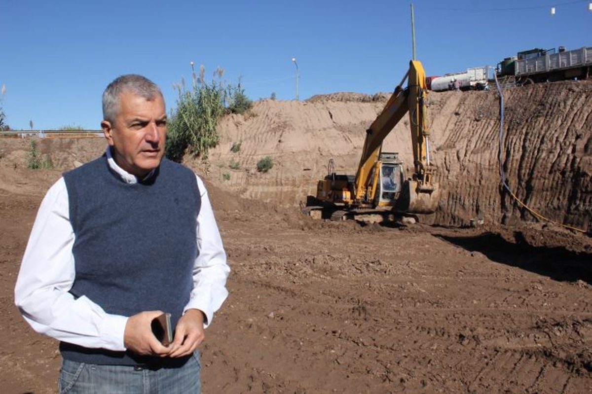 El ingeniero Osvaldo Romagnoli es el administrador general de Vialidad Mendoza y también el presidente del Consejo Vial Federal. Justificó por qué la rotonda que quieren hacer en Ruta 60 y Terrada de Luján de Cuyo saldrá 5 veces más que el año pasado. El ingeniero Osvaldo Romagnoli es el administrador general de Vialidad Mendoza y también el presidente del Consejo Vial Federal. Justificó por qué la rotonda que quieren hacer en Ruta 60 y Terrada de Luján de Cuyo saldrá 5 veces más que el año pasado.