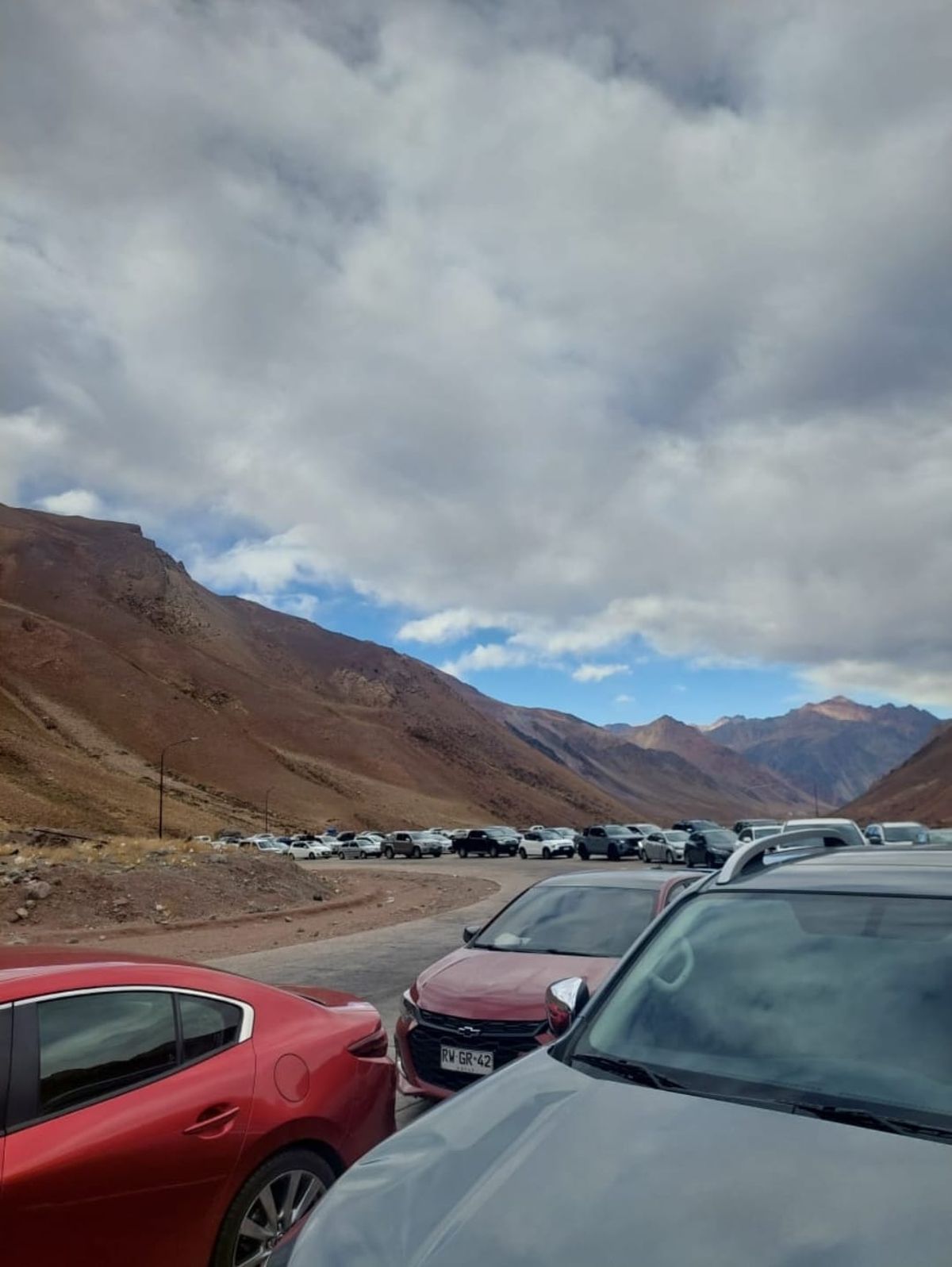 Parecen interminables las filas de vehículos esperando para hacer el trámite en Horcones. Parecen interminables las filas de vehículos esperando para hacer el trámite en Horcones.