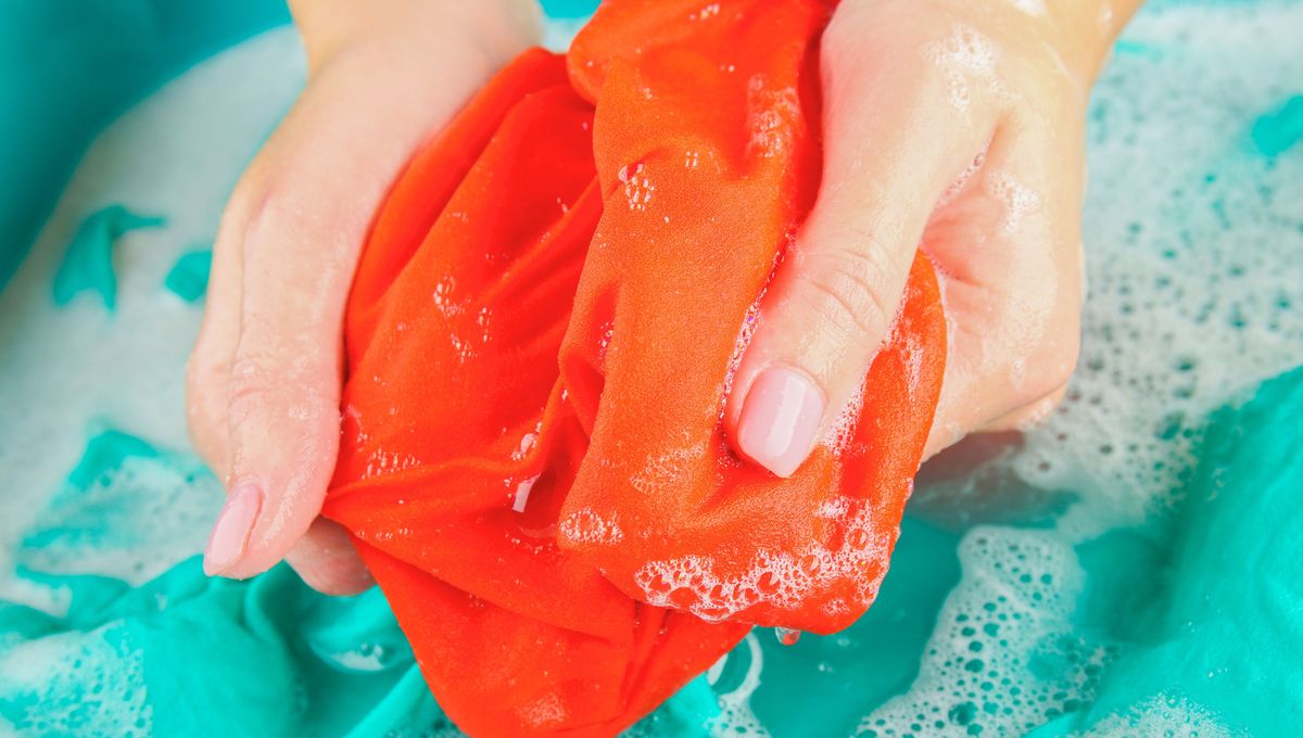 El vinagre no deteriora ni daña las fibras de la ropa. El vinagre no deteriora ni daña las fibras de la ropa. 