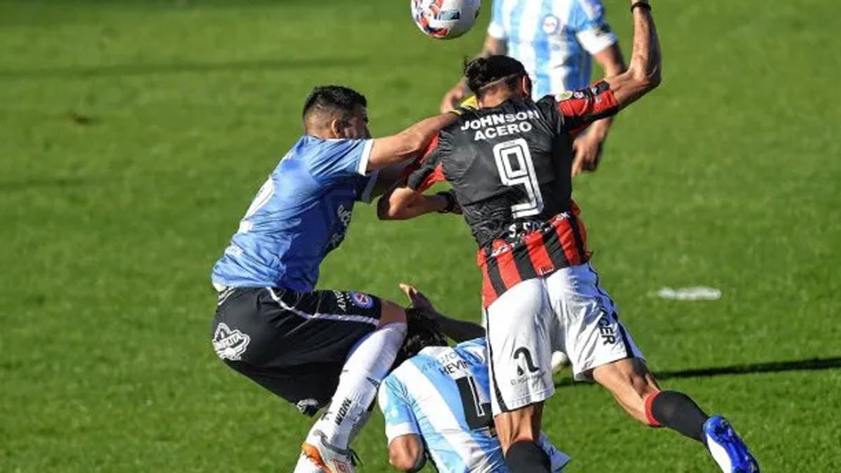 El choque de Lucas Chaves que termin&oacute; con su lesi&oacute;n en Argentinos Junios vs. Patronato.