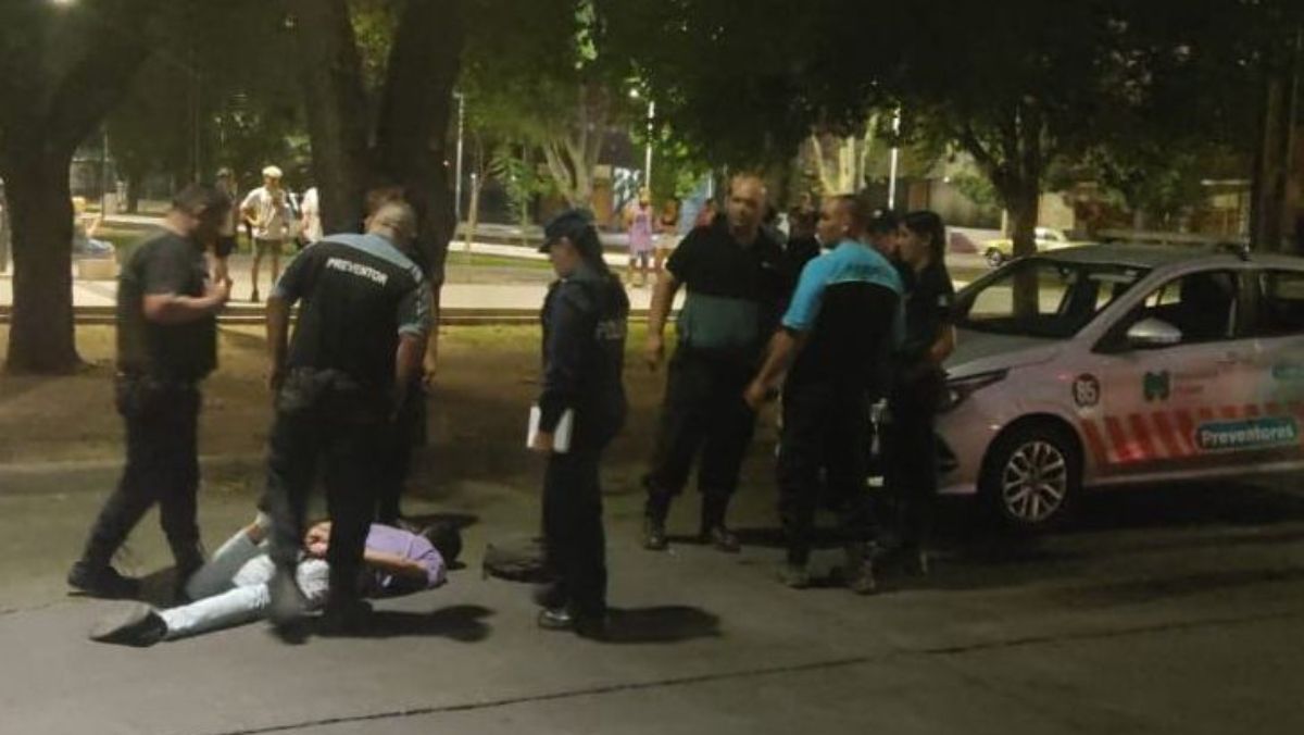 Los preventores de Ciudad trabajan en forma coordinada con la Polic&iacute;a en un caso de violencia de g&eacute;nero.