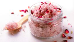 Te enseñamos a realizar un exfoliante casero a base de azúcar y rosas
