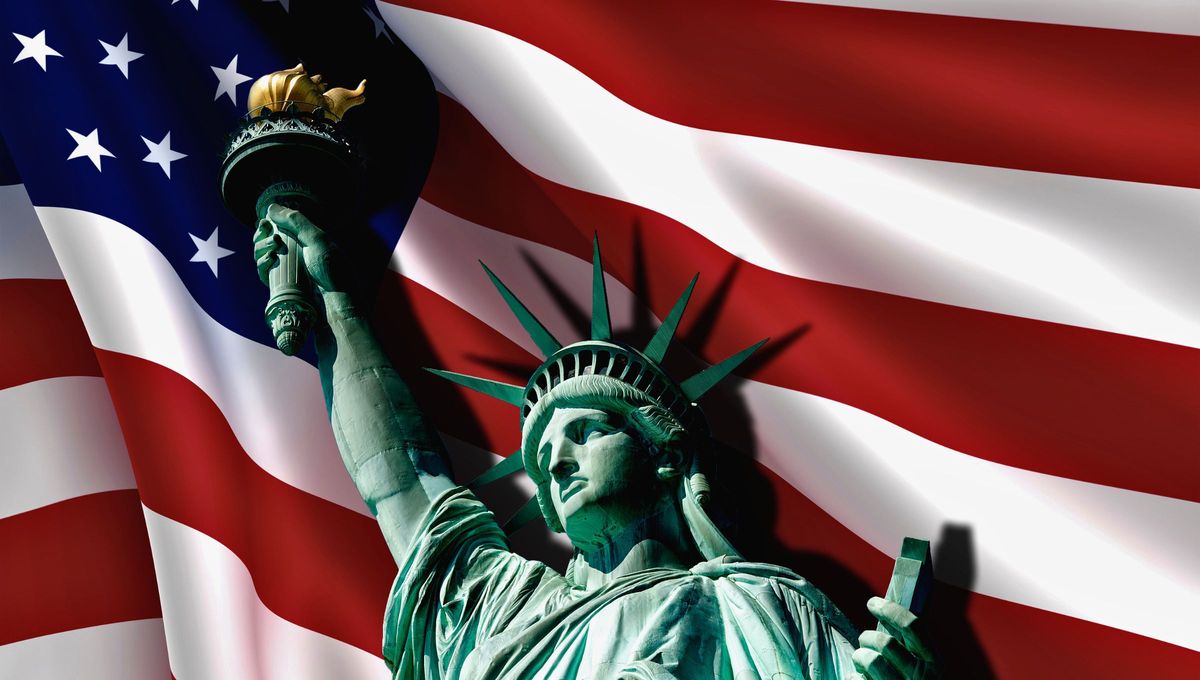 Lo que hoy se conoce como Estados Unidos antes estaba formado por 13 colonias pertenecientes a Gran Bretaña Lo que hoy se conoce como Estados Unidos antes estaba formado por 13 colonias pertenecientes a Gran Bretaña