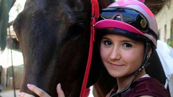 La jocketa mendocina Florencia Giménez está grave tras caerse en el hipódromo de Palermo