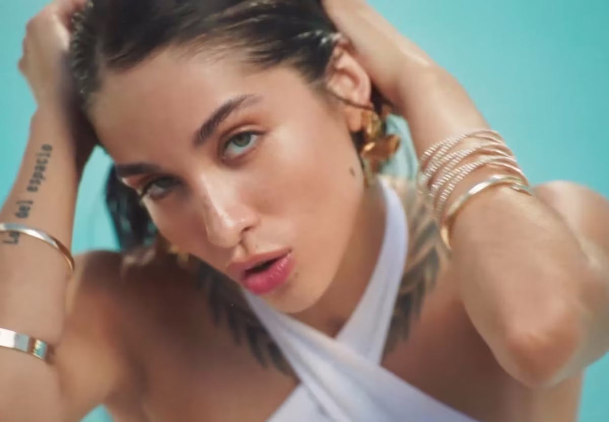 Explosión por las fotos de María Becerra tomando sol con la enteriza cavada más audaz: recorte, escotazo y más