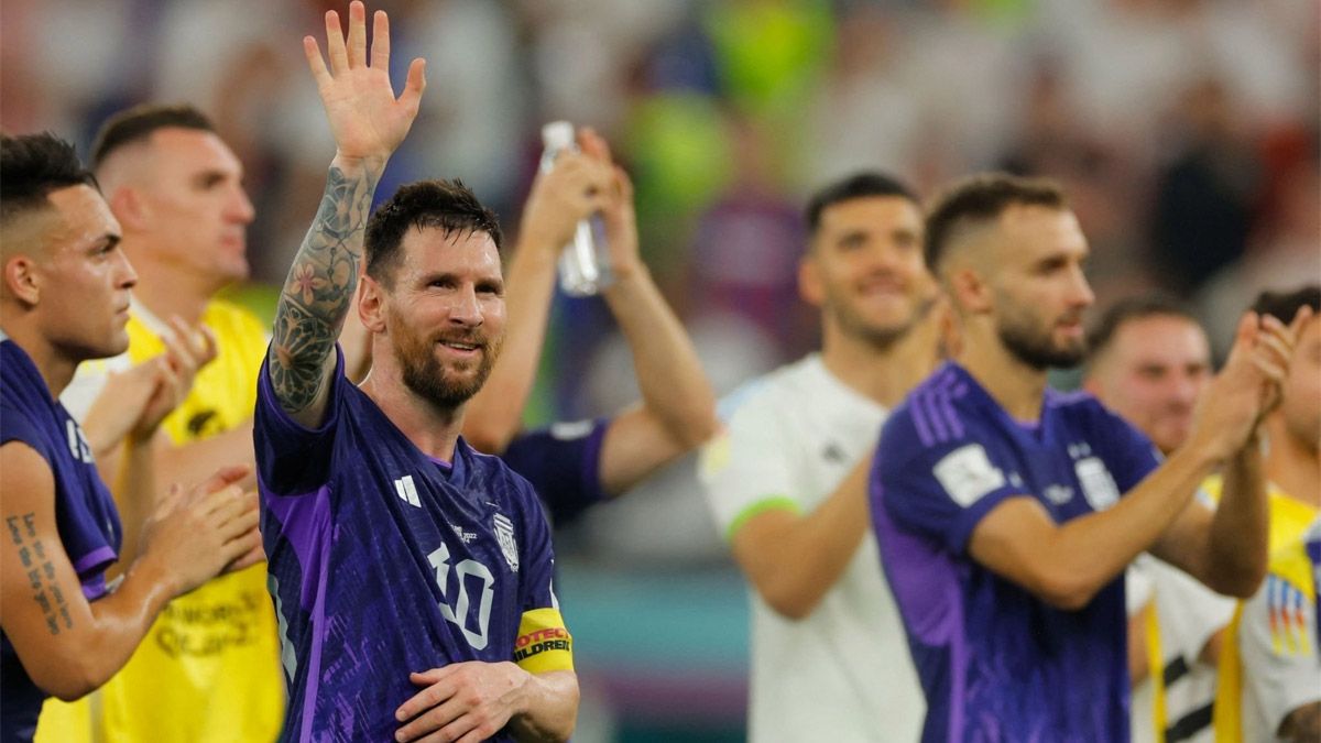Lionel Messi saluda a los hinchas de la Selección argentina, luego del triunfo ante Polonia en el Mundial Qatar 2022.