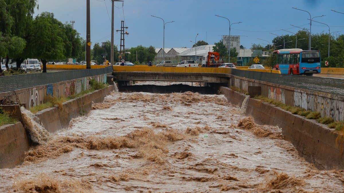 Los canales de Mendoza quedaron a tope con la gran cantidad de agua que cayó el viernes por la tarde. Los canales de Mendoza quedaron a tope con la gran cantidad de agua que cayó el viernes por la tarde.