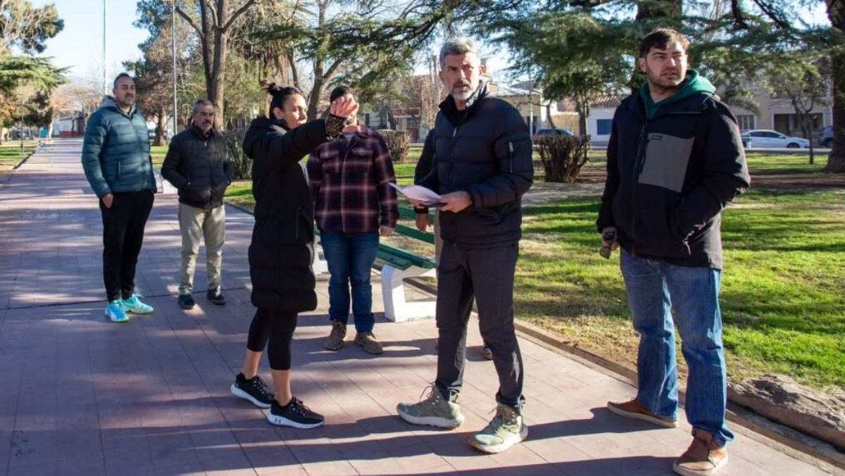 El intendente Ulpiano Suarez junto a parte de su equipo en la plaza Cobo de Ciudad.&nbsp;