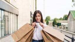Las compras compulsivas pueden transformarse en culpa y endeudamiento, afectando tu salud y bienestar. Crédito: Freepik.