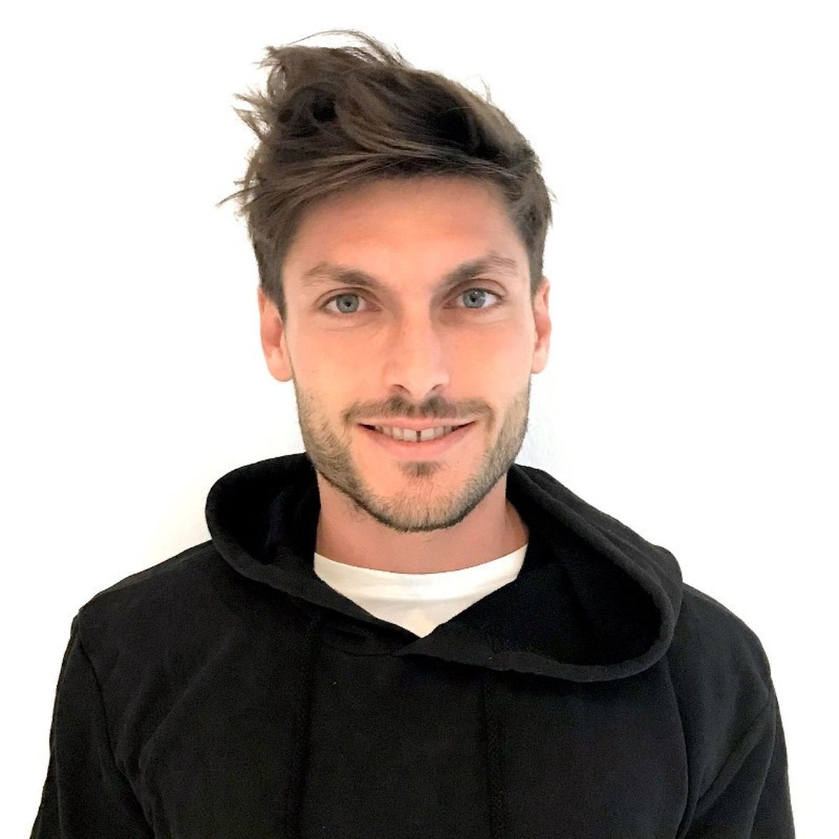 Periodista y creador de contenidos audiovisuales, el youtuber Joaco Santos ha retratado varias barras bravas del fútbol hasta cómo se vive un baile de la Mona Jiménez. Periodista y creador de contenidos audiovisuales, el youtuber Joaco Santos ha retratado varias barras bravas del fútbol hasta cómo se vive un baile de la Mona Jiménez.