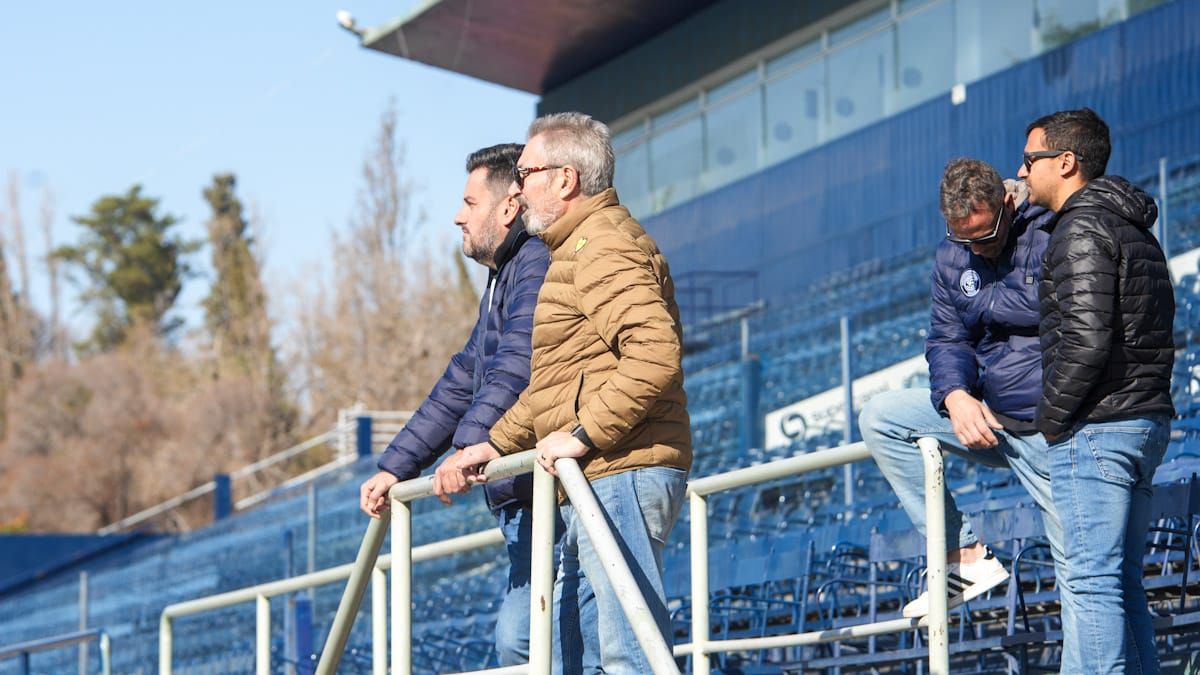 Daniel Vila observó la primera práctica de Alfredo Berti en su tercer ciclo en Independiente Rivadavia. Foto: Martín Pravata/UNO.&nbsp;