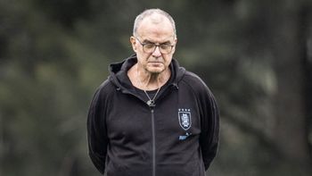 Marcelo Bielsa sufre por dos nuevas renuncias en la selección de Uruguay