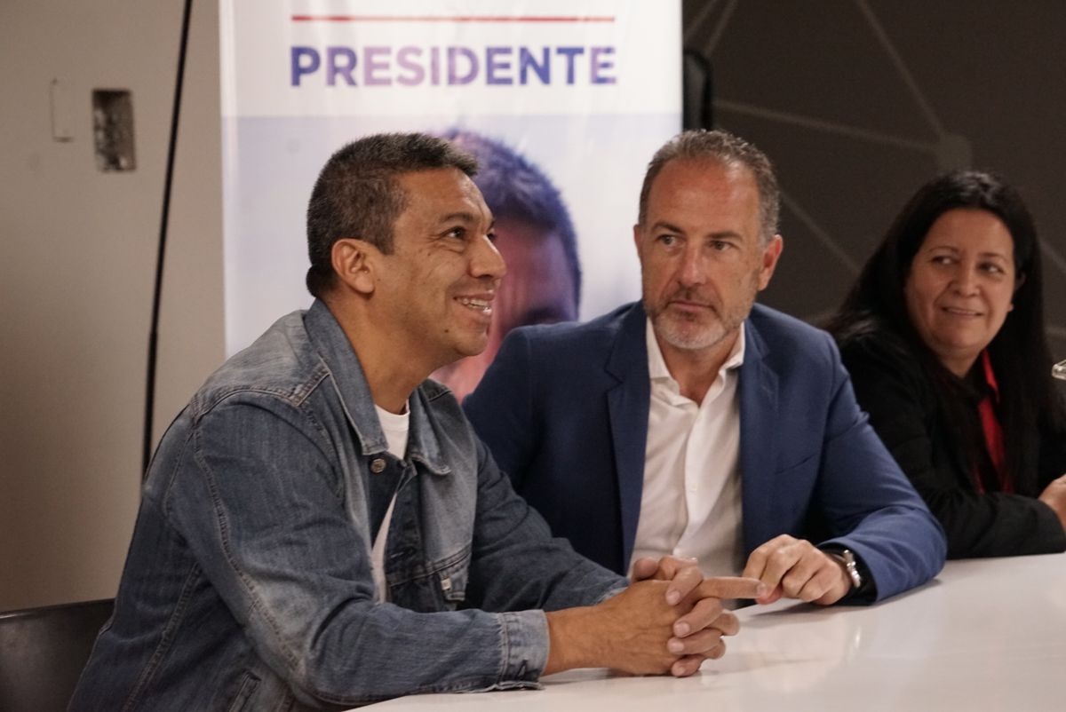 Mancinelli mira fijo a Escobar, el que asegura que a va a ser el próximo presidente.