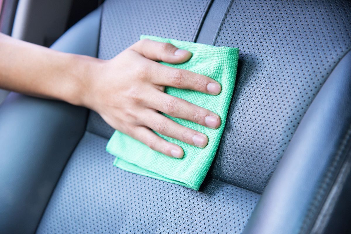 Limpiar los asientos, un paso infaltable en la limpieza del coche.