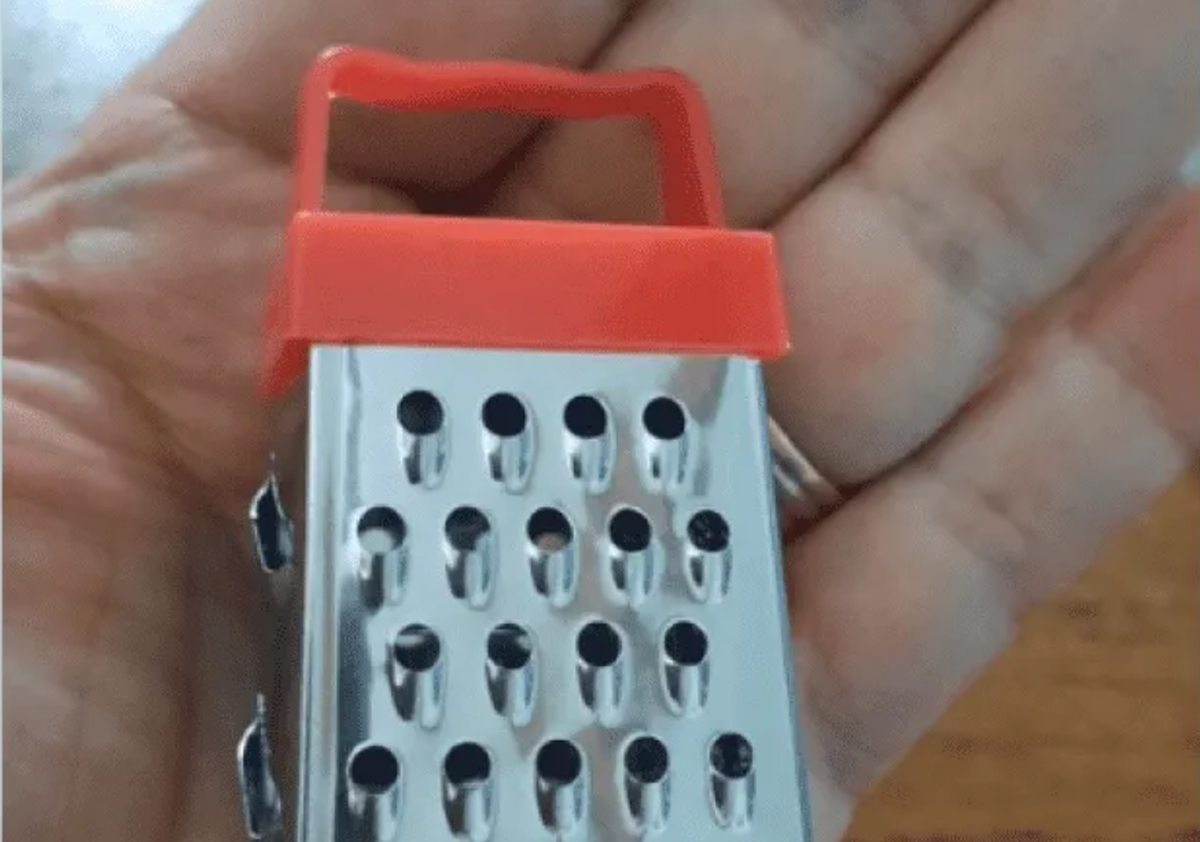 ¿Qué le llegó? Compró un rallador por Internet y le llegó algo impresentable.