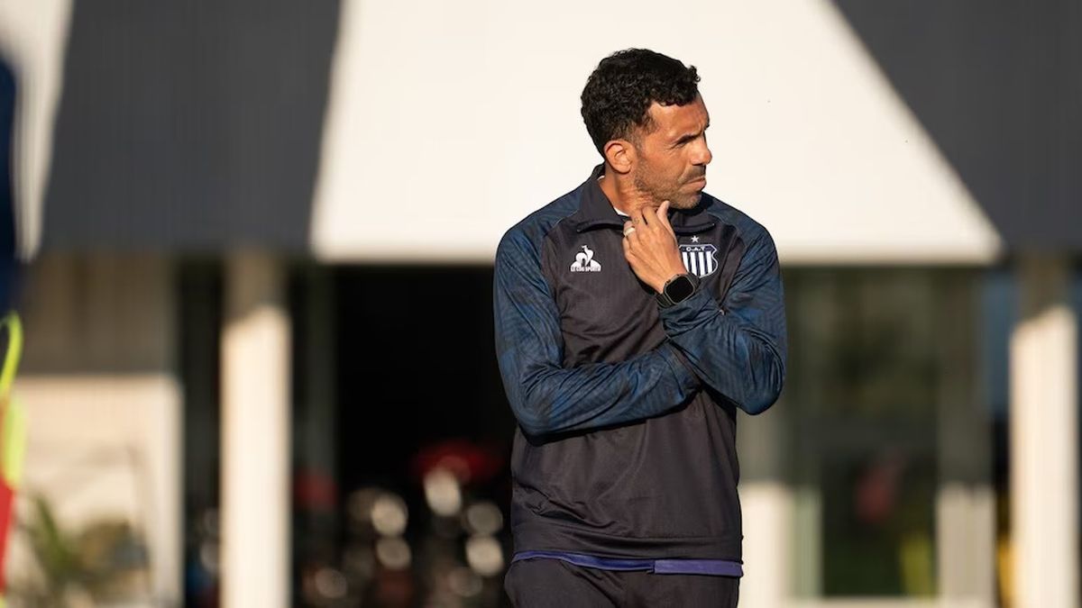 Carlos Tevez se quedó sin su ayudante de campo.