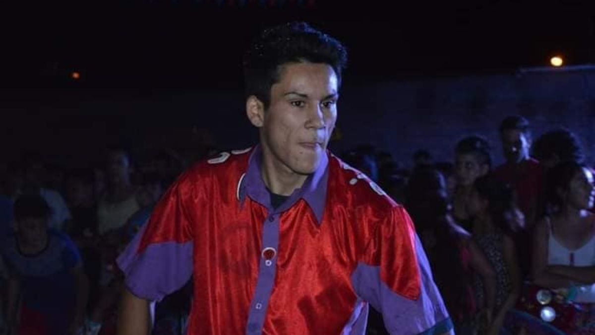 Luciano González es una víctima de la inseguridad en Mendoza, especialmente la que se vive en los barrios más humildes. Tenía 21 años y fue sádicamente apuñalado por un menor en un cumpleaños que se realizaba en el barrio Bonfanti. Este jueves, vecinos, familiares y amigos marcharán pidiendo justicia por este querido murguero y estudiante.