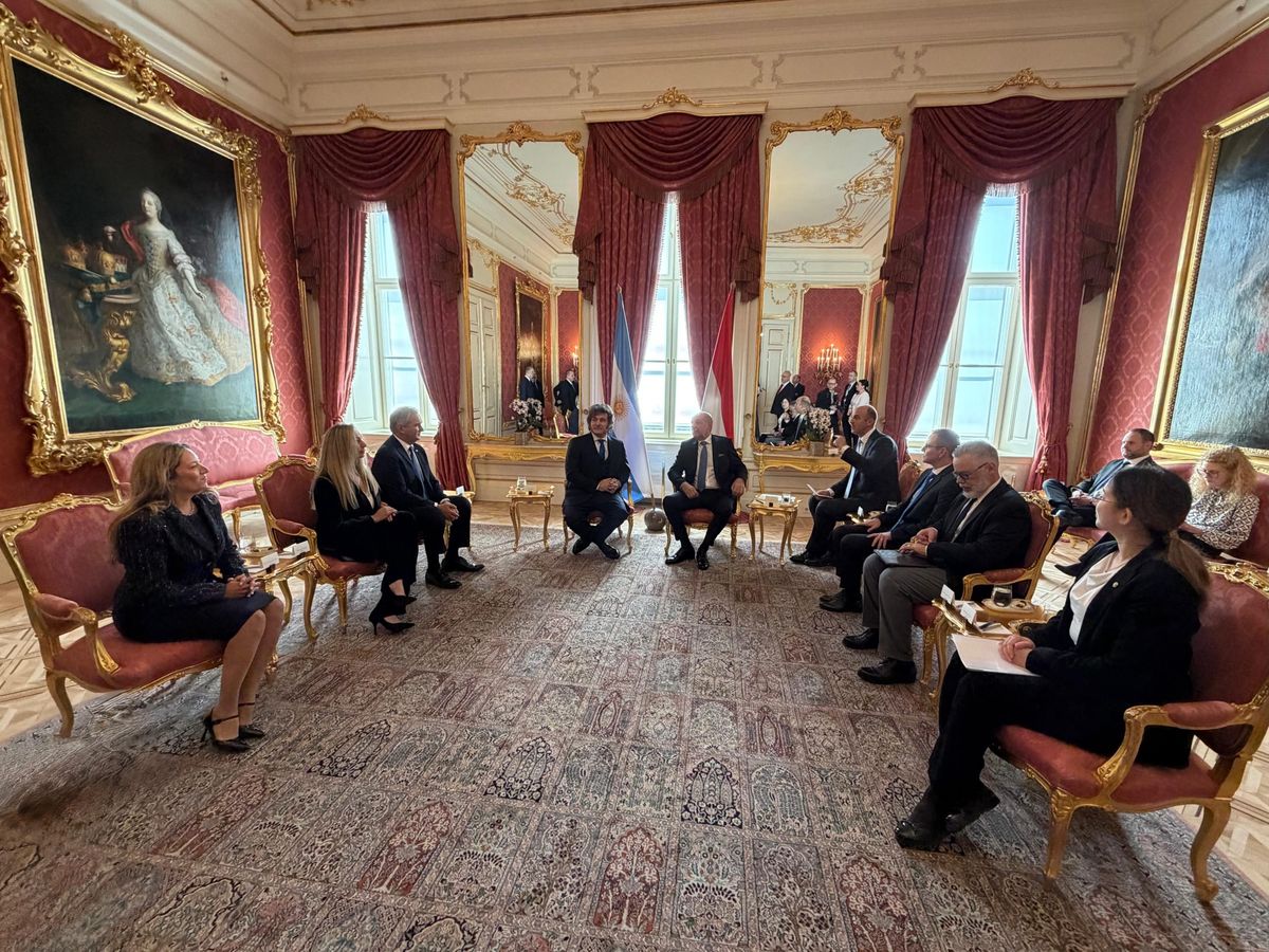 Karina Milei y Pablo Quirno integraron la comitiva oficial del presidente Javier Milei durante la visita al Palacio S&aacute;ndor en Budapest.