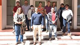 Flor Destéfanis junto a representantes gremiales.