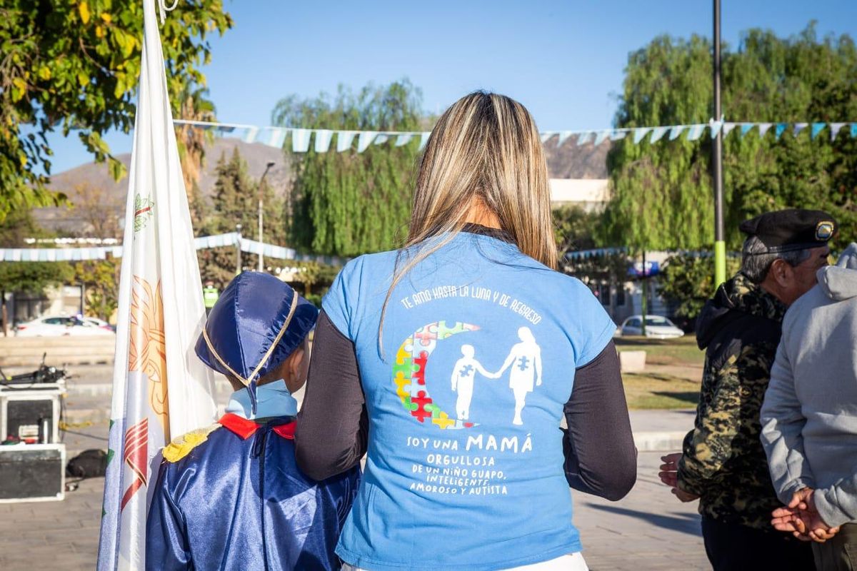 Yésica Talquenca y su hijo Franchesco en el acto en conmemoración a caídos y veteranos de Malvinas organizado por la Municipalidad de Las Heras. Yésica Talquenca y su hijo Franchesco en el acto en conmemoración a caídos y veteranos de Malvinas organizado por la Municipalidad de Las Heras.