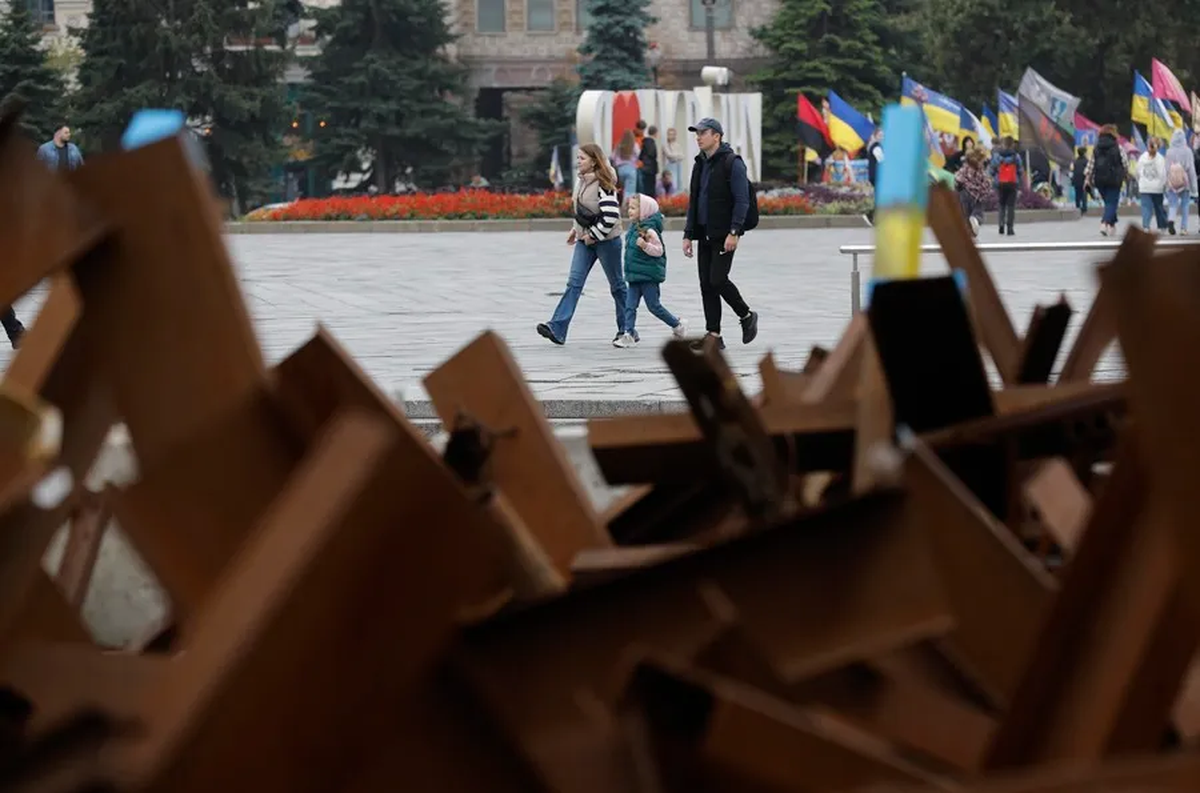 En una foto de archivo, personas caminan por la Plaza de la Independencia de Kiev. Crédito: EFE/EPA/Sergey Dolzhenko. En una foto de archivo, personas caminan por la Plaza de la Independencia de Kiev. Crédito: EFE/EPA/Sergey Dolzhenko.