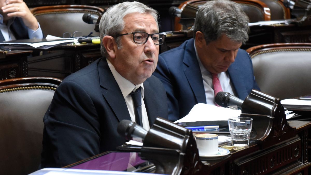 Cobos busca sacar un despacho en conjunto entre tres proyectos similares para realizar un salvataje a los deudores en UVA Cobos busca sacar un despacho en conjunto entre tres proyectos similares para realizar un salvataje a los deudores en UVA