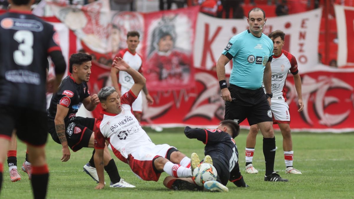 Pierna fuerte. A mucha marca y dientes apretados se jug&oacute; este duelo mendocino en el Federal A.