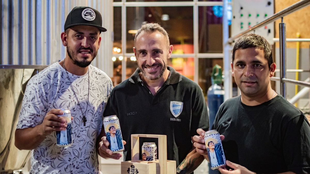 Uno de los personajes mendocinos homenajeados con su imagen en las latas de cerveza de la fábrica artesanal 23 Ríos fue el recordado Julio Roque Pérez, el Loco Julio, el hincha número uno del Tomba. Recibieron el six pack de regalo integrantes de una de las agrupaciones de simpatizantes de Godoy Cruz. &nbsp;