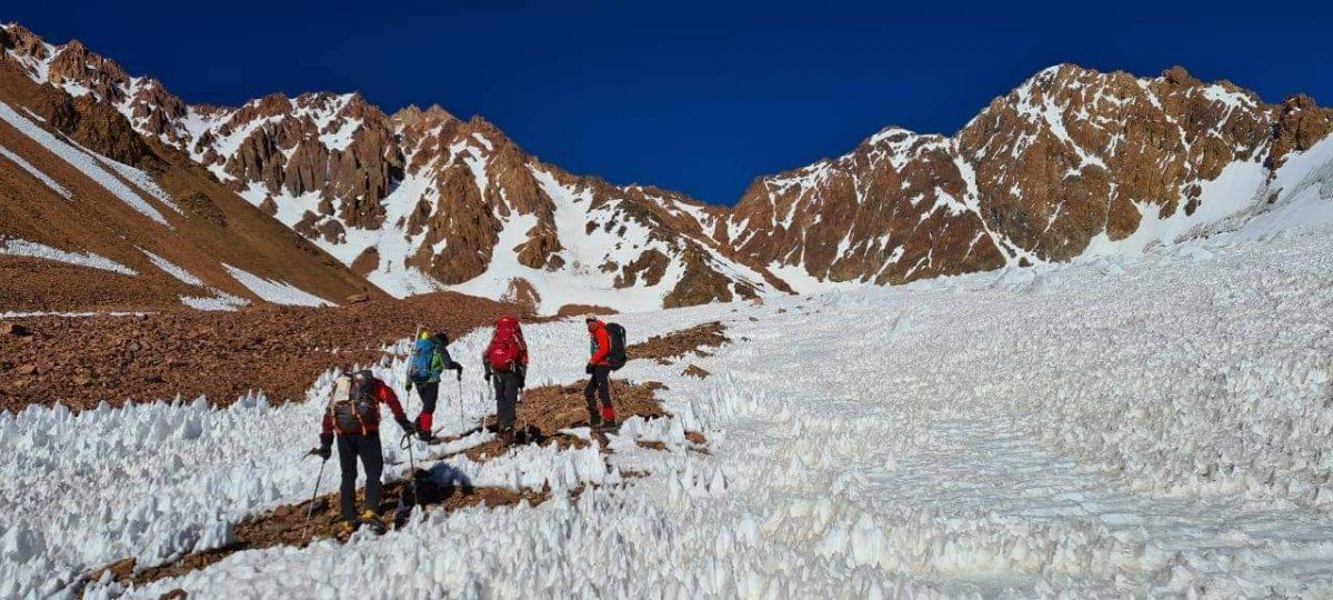 Pleno ascenso por un campo de penitentes que ayudaron a la escalada, proveyendo suelo firme para traccionar cuesta arriba.