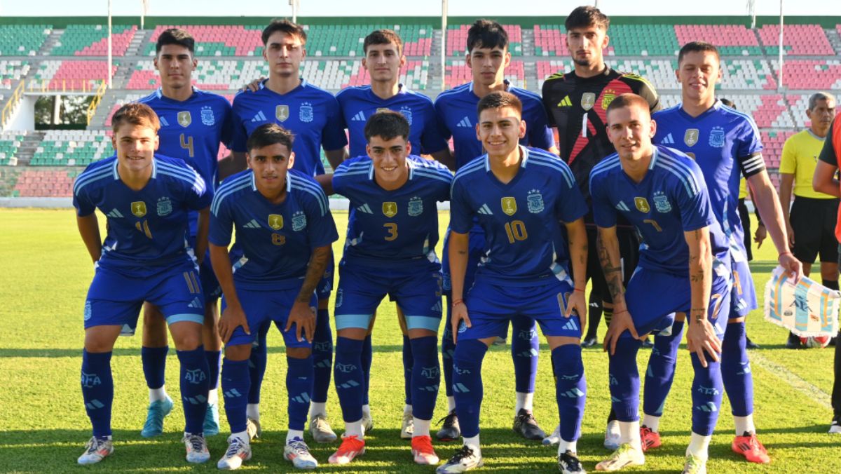 Formación inicial de la Selección argentina Sub 20 que enfrentó a Bolivia en un amistoso en Santa Cruz de la Sierra. Santino Andino ingresó en el complemento por Mateo Silvetti.