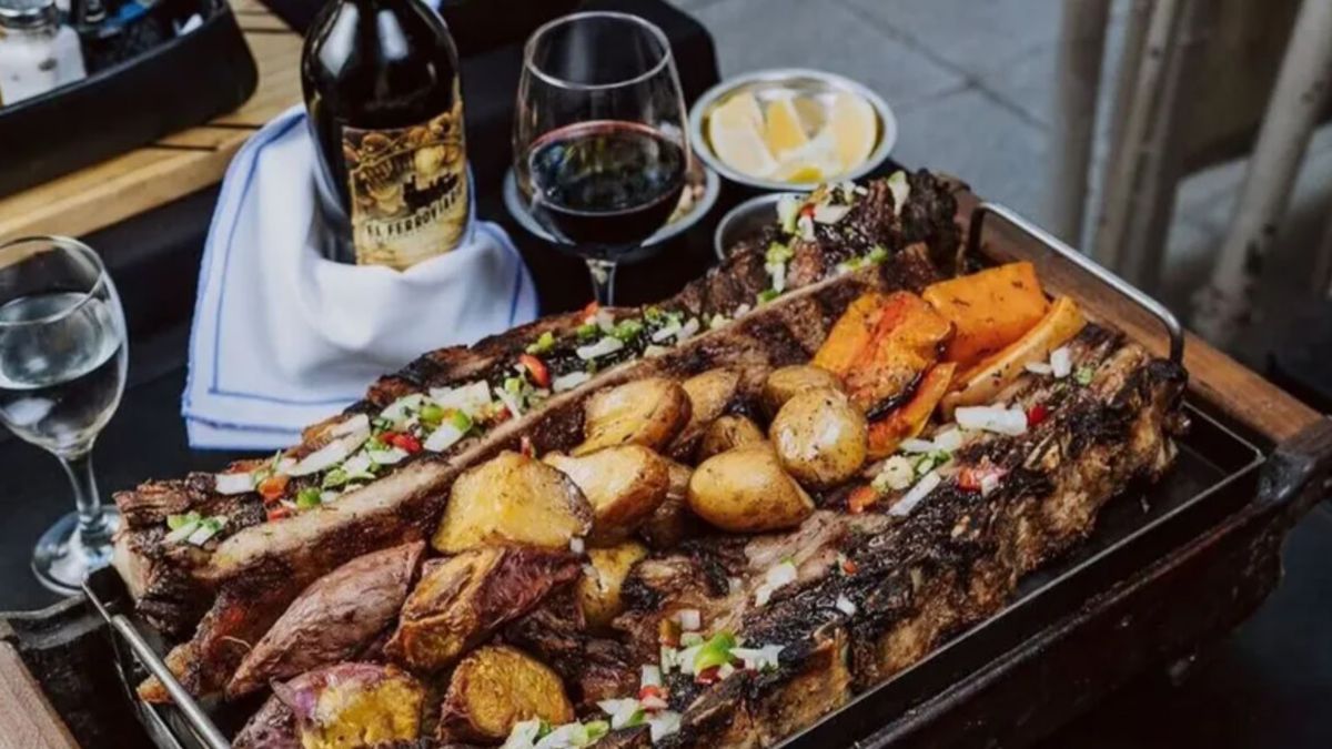 El asado argentino es una experiencia para disfrutar, y hay un lugar que atrapa: donde queda la parrilla libre que tiene precios baratísimos El asado argentino es una experiencia para disfrutar, y hay un lugar que atrapa: donde queda la parrilla libre que tiene precios baratísimos