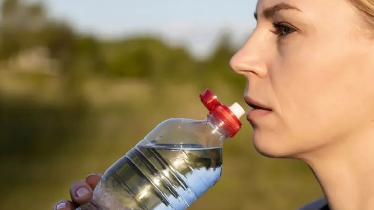 Ante los malos aromas, es necesario limpiar las botellas reutilizables. Ante los malos aromas, es necesario limpiar las botellas reutilizables.