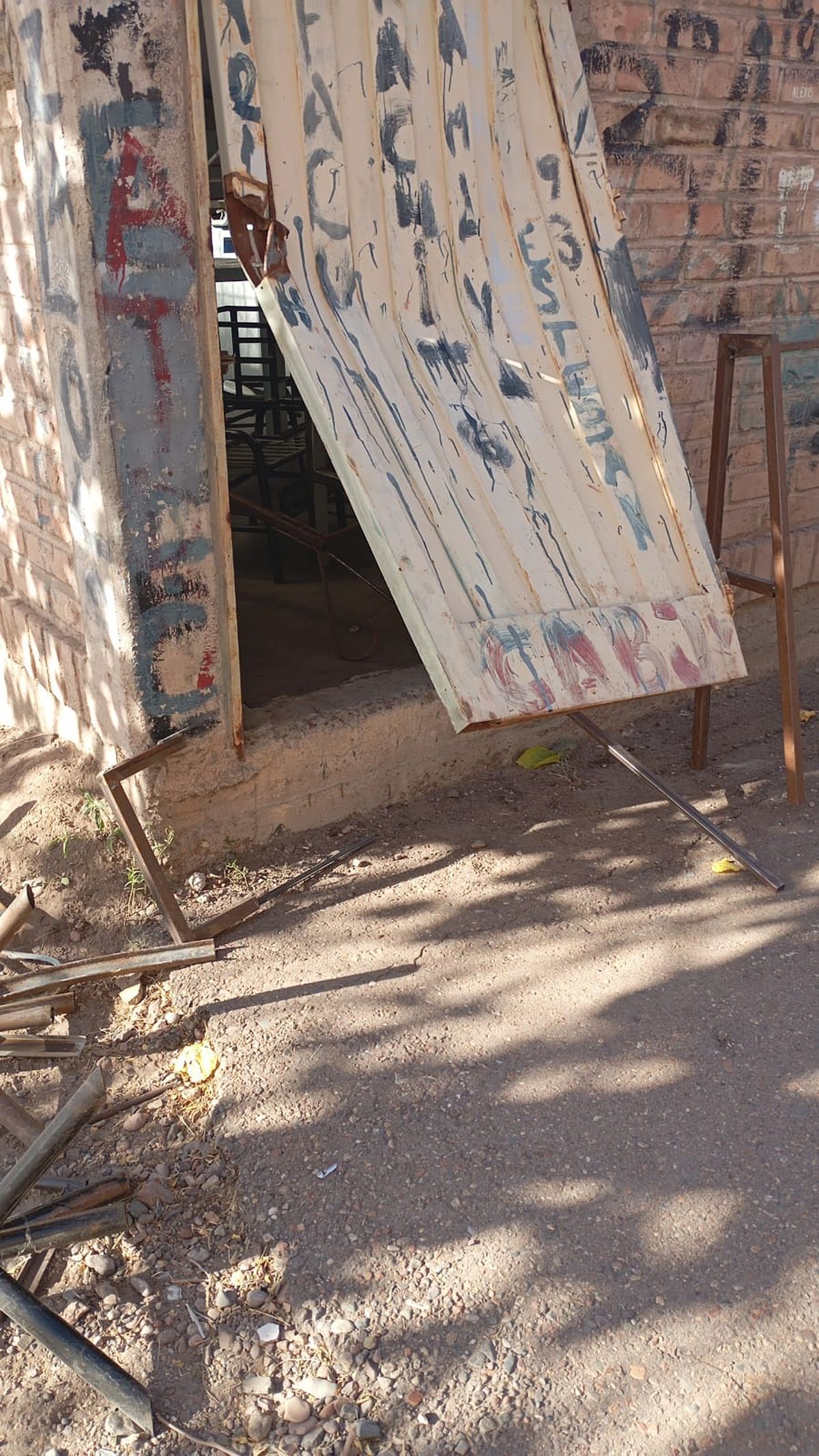 Los delincuentes forzaron el cerco perimetral de la escuela técnica Ingeniero Guillermo Villanueva en Maipú. Los delincuentes forzaron el cerco perimetral de la escuela técnica Ingeniero Guillermo Villanueva en Maipú.