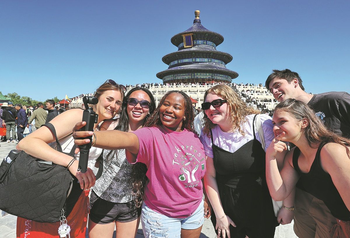 Los visitantes extranjeros se toman selfies en el icónico Templo del Cielo en Beijing. A partir del 1 de junio, las personas procedentes de Brasil, Argentina, Chile, Perú y Uruguay pueden ingresar a China sin visado y permanecer hasta 30 días por motivos de turismo, negocios o visitas familiares. WANG XIN / PARA CHINA DAILY