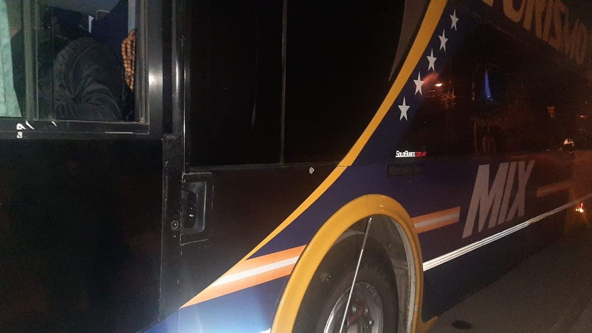 Los choferes siguieron la marcha y pararon cuando llegaron a un control de Gendarmería para alertar sobre el ataque a balazos que sufrieron.