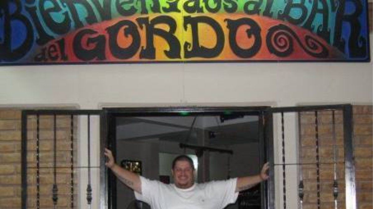 Martos, en la puerta de su bar.