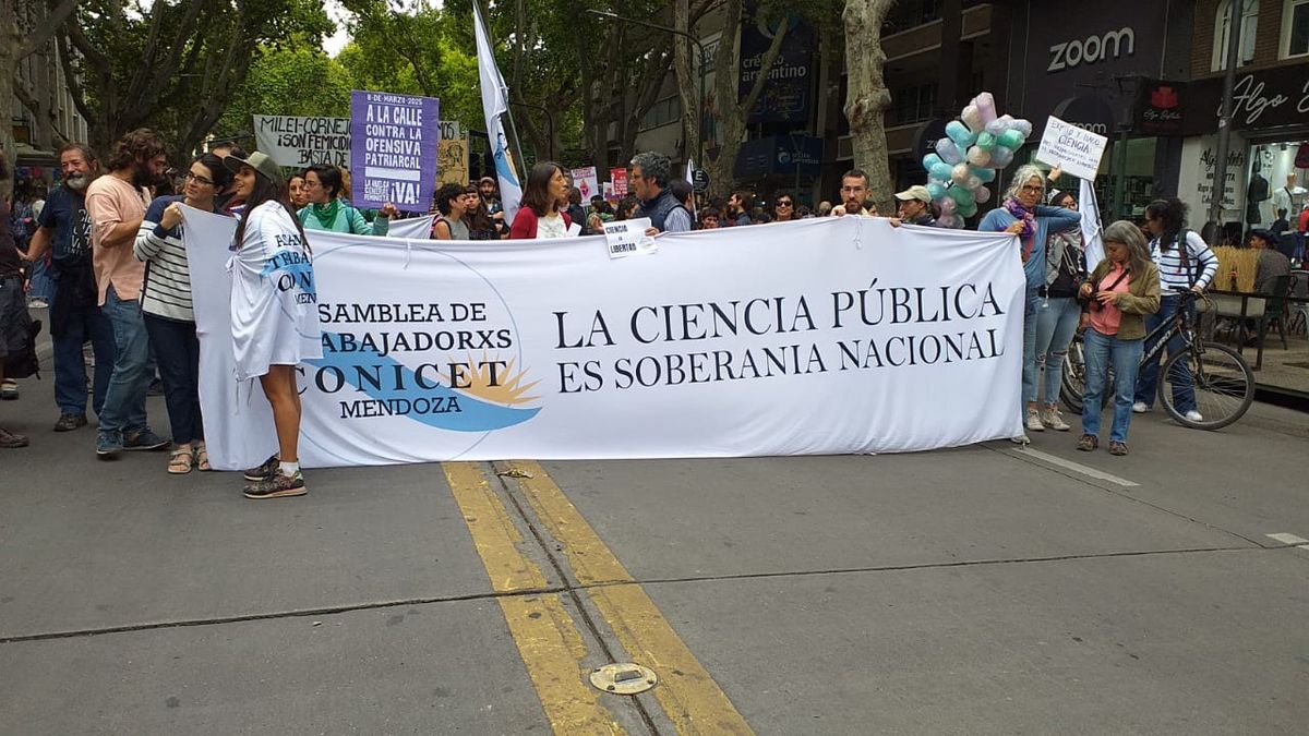 Trabajadores y científicos del Conicet participaron en la contramarcha durante el Carrusel de la Vendimia 2025. Trabajadores y científicos del Conicet participaron en la contramarcha durante el Carrusel de la Vendimia 2025.