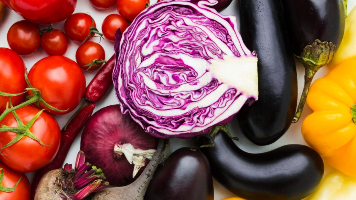 Más beneficiosas. Consumir verduras crudas aporta más beneficios que si las cocinamos. Más beneficiosas. Consumir verduras crudas aporta más beneficios que si las cocinamos. 