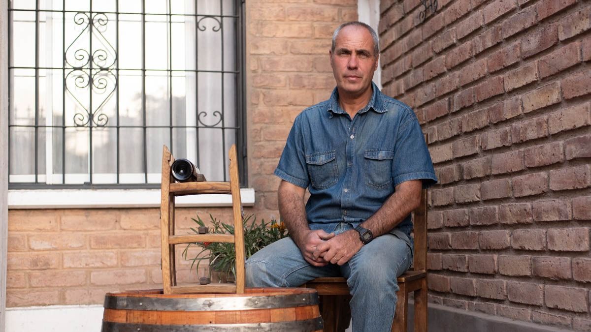 El carpintero explicó que le compra las barricas a las bodegas cuando están en desuso. El carpintero explicó que le compra las barricas a las bodegas cuando están en desuso.
