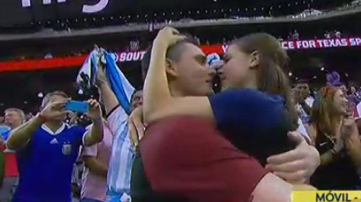 Le propuso matrimonio en la tribuna, con todo el estadio mirando