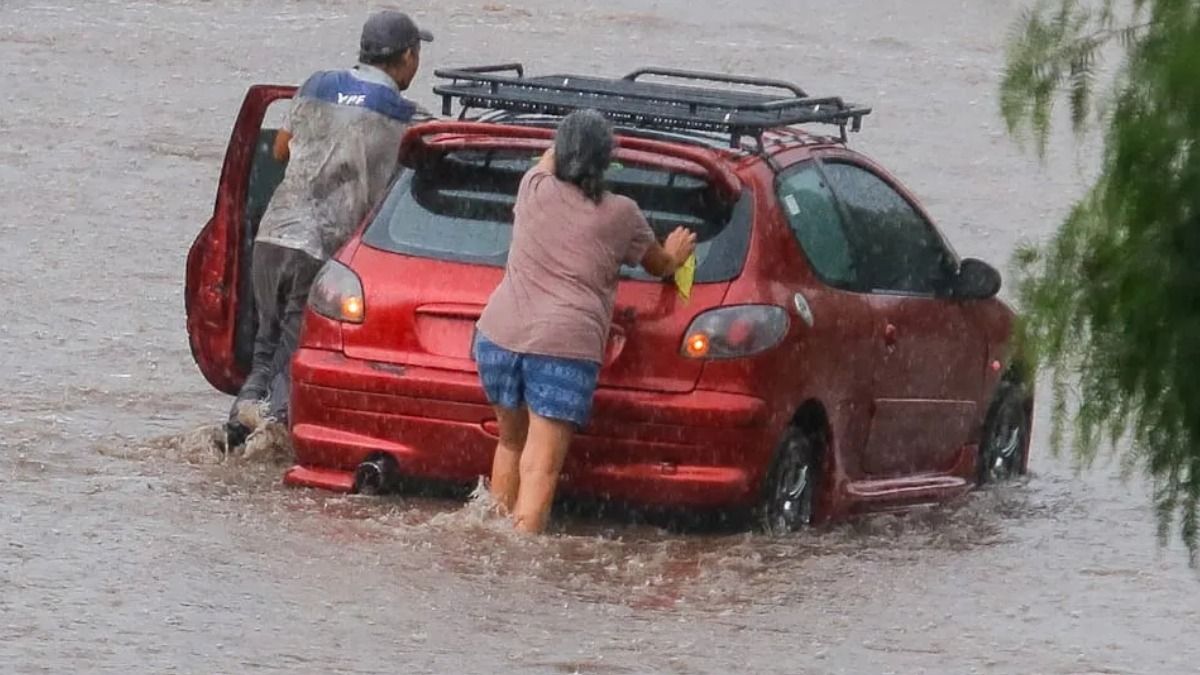 Calles desbordadas por la correntada, otra de las postales de la tormenta. Calles desbordadas por la correntada, otra de las postales de la tormenta.