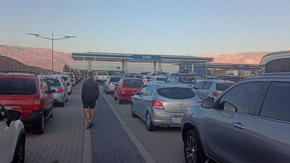 En la estación de servicio de YPF en Uspallata se notó la gran presencia de argentinos con intenciones de cruzar a Chile. En la estación de servicio de YPF en Uspallata se notó la gran presencia de argentinos con intenciones de cruzar a Chile.
