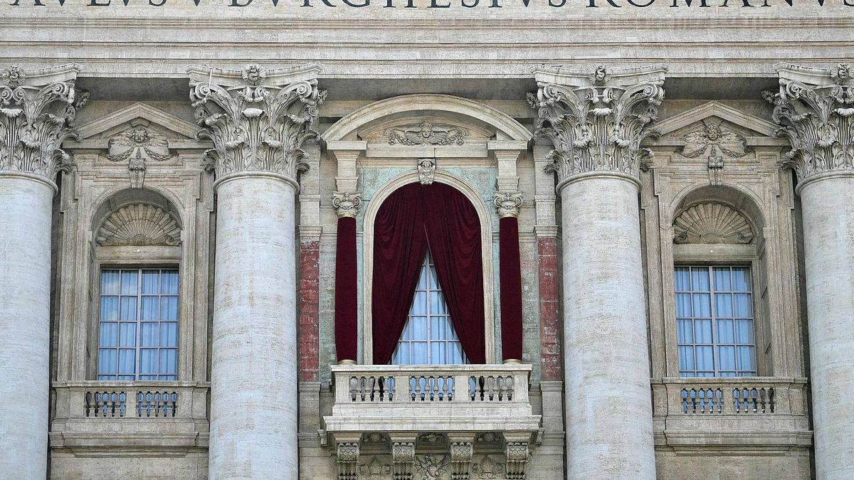 El balcón del Vaticano que todos miran. Desde allí se anuncia el nuevo papa